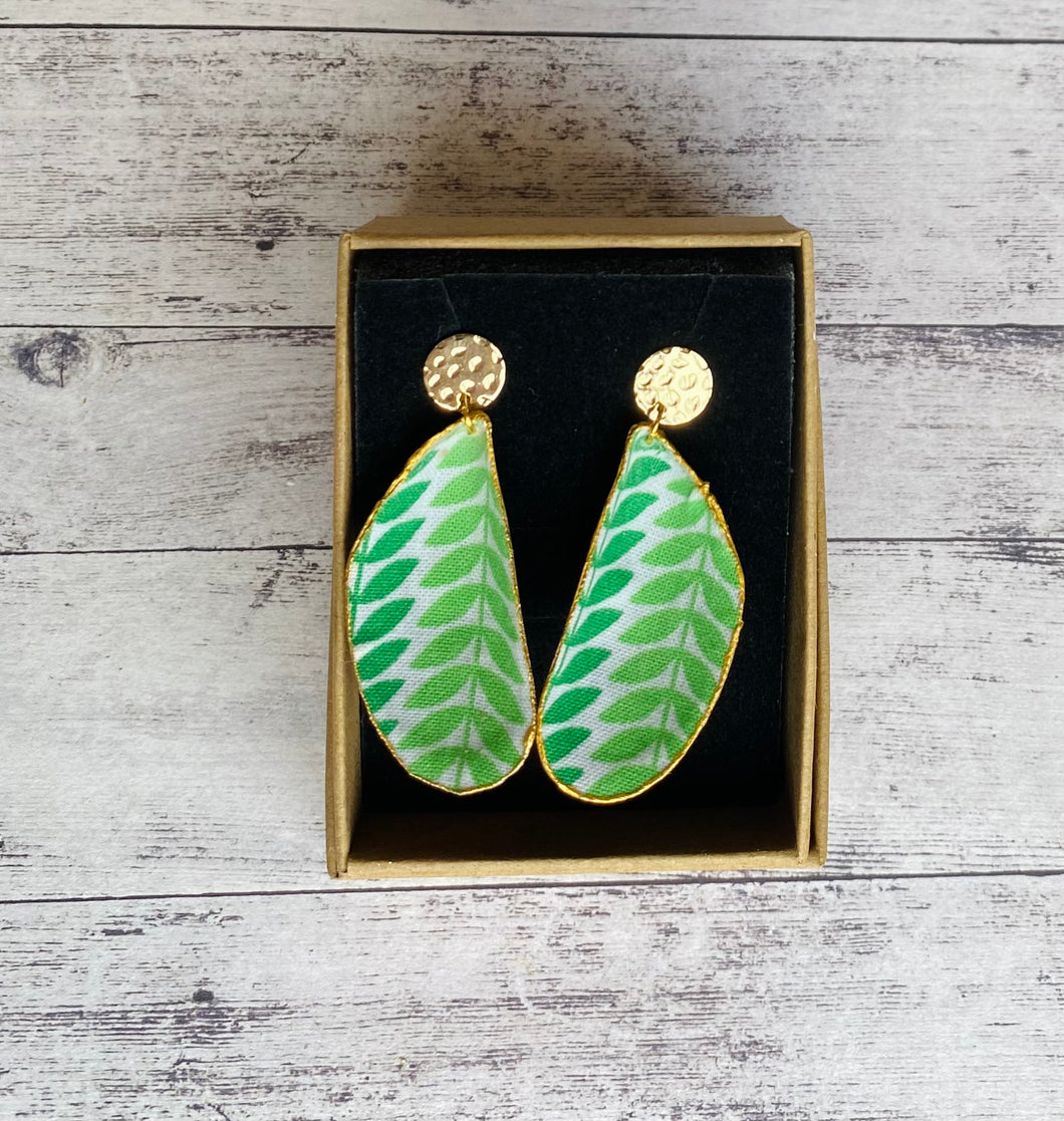 Shell earrings - green leaf pop
