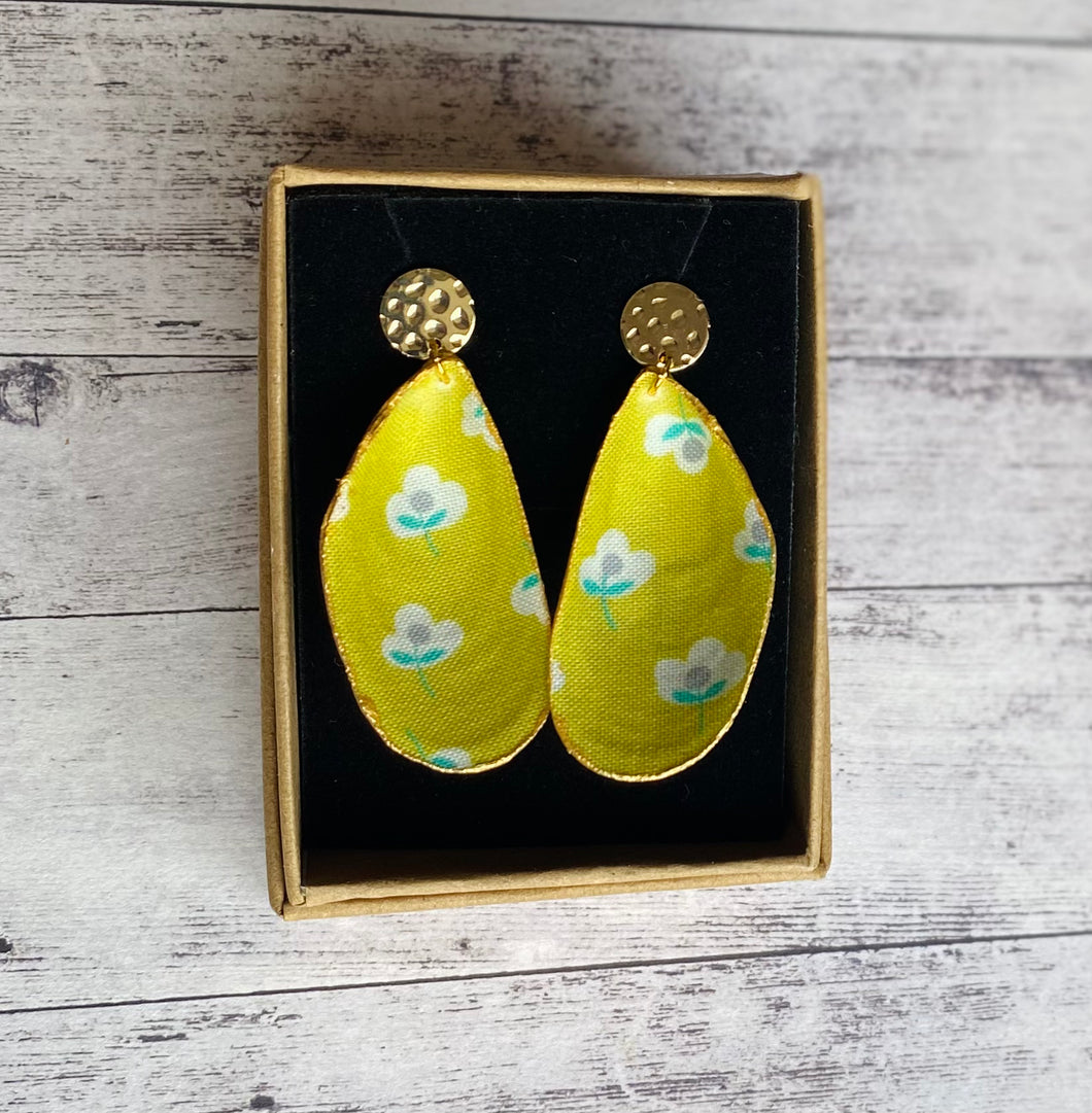 Shell earrings - yellow flower