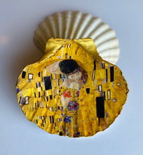 Load image into Gallery viewer, Scallop trinket dish - The Kiss
